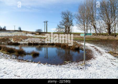 Der John Muir Way in der Nähe von North Berwick Law an einem kalten und verschneiten Februartag. Stockfoto