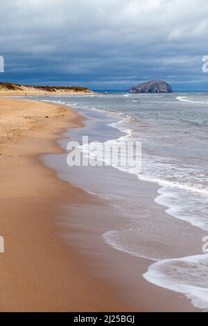 Tyninghame Beach und Bass Rock, East Lothian, Schottland Stockfoto