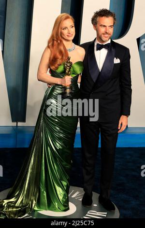 Beverly Hills, Kalifornien. 27. März 2022. Jessica Chastain, Gian Luca Passi de Preposulo bei der Afterparty zur Vanity Fair Oscar Party - Arrivals 3, Wallis Annenberg Center for the Performing Arts, Beverly Hills, CA 27. März 2022. Kredit: Priscilla Grant/Everett Collection/Alamy Live Nachrichten Stockfoto