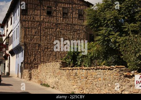 Altes altes altes gemauertes Dorfhaus aus Steinen, Ziegel, Holzkonstruktion. Gut erhaltenes frühes Beispiel anatolischer Architektur Stockfoto