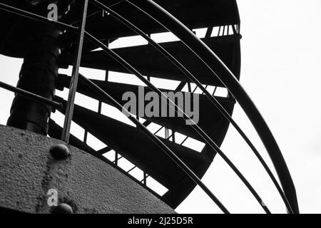 Wendeltreppe gegen grauen Himmel Stockfoto