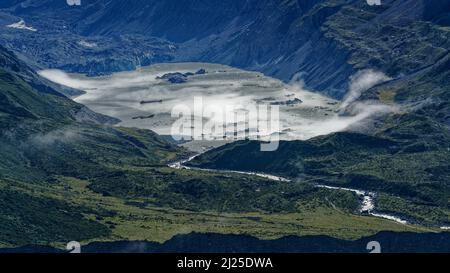 Hooker Glacier, der in Hooker Lake verschmilzt. Vom Aussichtspunkt Sealy Tarns aus gesehen. Aoraki/Mount Cook National Park, Südinsel, Aotearoa/Neuseeland. Stockfoto