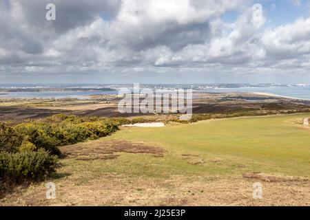 Poole Harbour und Studland Bay von Studland und Godlingston Heath, Dorset, Großbritannien - Golfplatz Stockfoto