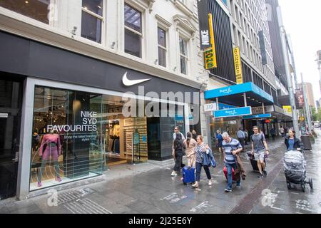 Außenansicht des Nike Stores in der George Street, Sydney an einem feuchten Herbsttag, Stadtzentrum von Sydney, Australien Stockfoto