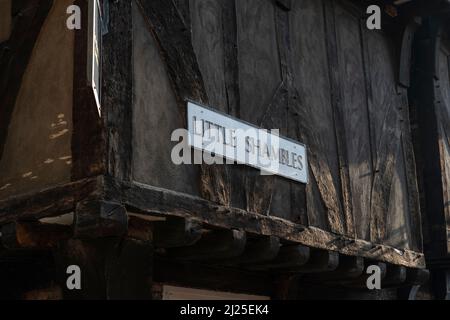Die historische Shambles-Einkaufsstraße in York, Yorkshire, Großbritannien. Stockfoto