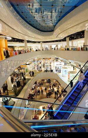 Einkäufer im Kaufhaus Selfridges in Birmingham Bullring und Grand Central Stockfoto