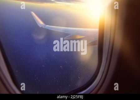 Blick durch das Fenster auf das Meer im Flugzeug Stockfoto