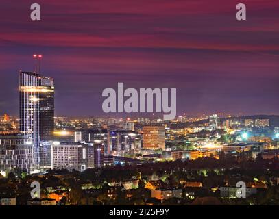 Blick auf die Stadt Danzig in Polen bei Nacht Stockfoto