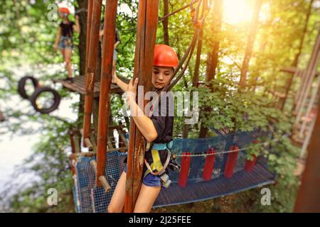 Teenager Mädchen auf einem Seilpark an einem schönen sonnigen Tag Stockfoto