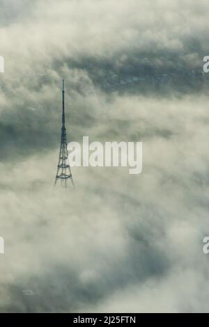 Crystal Palace Sending Station ragt aus tiefem Nebel über London Stockfoto