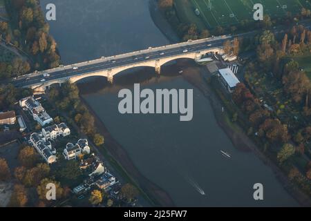 Luftaufnahme der Chiswick Bridge, London Stockfoto