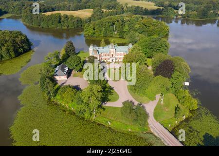 Haeckeberga Castle auf einer Insel im Haeckebergasjoen See. Scania, Schweden Stockfoto