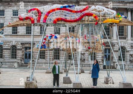 London UK 30 March 2022 Somerset House präsentiert die Arks of Gimokudan des brillanten philippinischen Künstlers Leeroy New, die noch bis zum 26. April anlässlich des Earth Day zu sehen sein wird. Es handelt sich um die erste britische Installation von New, die in Form von drei fantastischen, hochgedrehten Schiffen, die aus Plastikabfällen und recycelten Materialien gebaut wurden, in einem Höhenmeter vom Boden entfernt entsteht. Die Installation greift die Kultur und Mythologien der Heimat des Künstlers auf den Philippinen auf, einem Land an der vordersten Front der Klimanotlage. Paul Quezada-Neiman/Alamy Live News Stockfoto