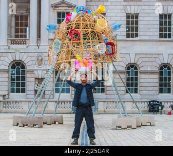 London UK 30 March 2022 Somerset House präsentiert die Arks of Gimokudan des brillanten philippinischen Künstlers Leeroy New, die noch bis zum 26. April anlässlich des Earth Day zu sehen sein wird. Es handelt sich um die erste britische Installation von New, die in Form von drei fantastischen, hochgedrehten Schiffen, die aus Plastikabfällen und recycelten Materialien gebaut wurden, in einem Höhenmeter vom Boden entfernt entsteht. Die Installation greift die Kultur und Mythologien der Heimat des Künstlers auf den Philippinen auf, einem Land an der vordersten Front der Klimanotlage. Paul Quezada-Neiman/Alamy Live News Stockfoto