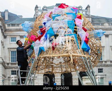 London UK 30 March 2022 Somerset House präsentiert die Arks of Gimokudan des brillanten philippinischen Künstlers Leeroy New, die noch bis zum 26. April anlässlich des Earth Day zu sehen sein wird. Es handelt sich um die erste britische Installation von New, die in Form von drei fantastischen, hochgedrehten Schiffen, die aus Plastikabfällen und recycelten Materialien gebaut wurden, in einem Höhenmeter vom Boden entfernt entsteht. Die Installation greift die Kultur und Mythologien der Heimat des Künstlers auf den Philippinen auf, einem Land an der vordersten Front der Klimanotlage. Paul Quezada-Neiman/Alamy Live News Stockfoto