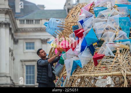 London UK 30 March 2022 Somerset House präsentiert die Arks of Gimokudan des brillanten philippinischen Künstlers Leeroy New, die noch bis zum 26. April anlässlich des Earth Day zu sehen sein wird. Es handelt sich um die erste britische Installation von New, die in Form von drei fantastischen, hochgedrehten Schiffen, die aus Plastikabfällen und recycelten Materialien gebaut wurden, in einem Höhenmeter vom Boden entfernt entsteht. Die Installation greift die Kultur und Mythologien der Heimat des Künstlers auf den Philippinen auf, einem Land an der vordersten Front der Klimanotlage. Paul Quezada-Neiman/Alamy Live News Stockfoto