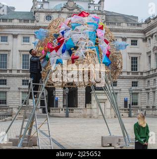 London UK 30 March 2022 Somerset House präsentiert die Arks of Gimokudan des brillanten philippinischen Künstlers Leeroy New, die noch bis zum 26. April anlässlich des Earth Day zu sehen sein wird. Es handelt sich um die erste britische Installation von New, die in Form von drei fantastischen, hochgedrehten Schiffen, die aus Plastikabfällen und recycelten Materialien gebaut wurden, in einem Höhenmeter vom Boden entfernt entsteht. Die Installation greift die Kultur und Mythologien der Heimat des Künstlers auf den Philippinen auf, einem Land an der vordersten Front der Klimanotlage. Paul Quezada-Neiman/Alamy Live News Stockfoto