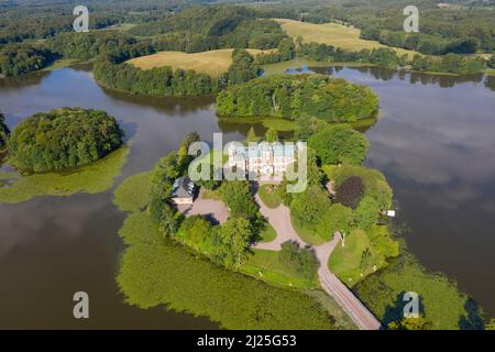 Haeckeberga Castle auf einer Insel im Haeckebergasjoen See. Scania, Schweden Stockfoto