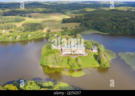 Haeckeberga Castle auf einer Insel im Haeckebergasjoen See. Scania, Schweden Stockfoto