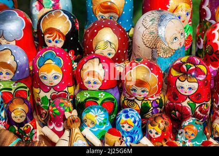 Russische Puppen zu sehen, lokaler Markt, Olesko, Ukraine Stockfoto