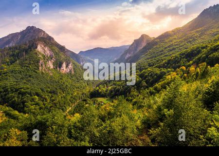 Hohe Berge der Tara River Canyon bei Sonnenuntergang mit bewölktem Himmel. Durmitor-Nationalpark, Montenegro. Stockfoto