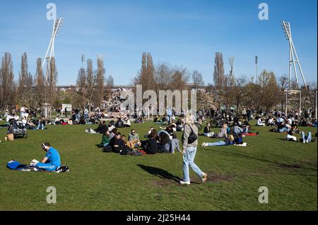 27.03.2022, Berlin, Deutschland, Europa - die Menschen liegen auf dem Rasen und genießen einen warmen und sonnigen Frühlingstag im Mauerpark im Stadtteil Prenzlauer Berg. Stockfoto