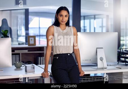 Treten Sie in mein Büro ein. Aufnahme einer jungen Geschäftsfrau in ihrem Büro. Stockfoto