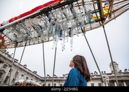 London UK 30 March 2022 Somerset House präsentiert die Arks of Gimokudan des brillanten philippinischen Künstlers Leeroy New, die noch bis zum 26. April anlässlich des Earth Day zu sehen sein wird. Es handelt sich um die erste britische Installation von New, die in Form von drei fantastischen, hochgedrehten Schiffen, die aus Plastikabfällen und recycelten Materialien gebaut wurden, in einem Höhenmeter vom Boden entfernt entsteht. Die Installation greift die Kultur und Mythologien der Heimat des Künstlers auf den Philippinen auf, einem Land an der vordersten Front der Klimanotlage. Paul Quezada-Neiman/Alamy Live News Stockfoto