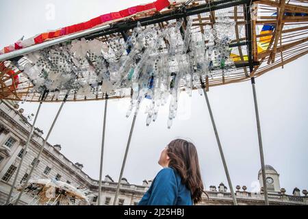 London UK 30 March 2022 Somerset House präsentiert die Arks of Gimokudan des brillanten philippinischen Künstlers Leeroy New, die noch bis zum 26. April anlässlich des Earth Day zu sehen sein wird. Es handelt sich um die erste britische Installation von New, die in Form von drei fantastischen, hochgedrehten Schiffen, die aus Plastikabfällen und recycelten Materialien gebaut wurden, in einem Höhenmeter vom Boden entfernt entsteht. Die Installation greift die Kultur und Mythologien der Heimat des Künstlers auf den Philippinen auf, einem Land an der vordersten Front der Klimanotlage. Paul Quezada-Neiman/Alamy Live News Stockfoto