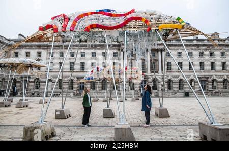 London UK 30 March 2022 Somerset House präsentiert die Arks of Gimokudan des brillanten philippinischen Künstlers Leeroy New, die noch bis zum 26. April anlässlich des Earth Day zu sehen sein wird. Es handelt sich um die erste britische Installation von New, die in Form von drei fantastischen, hochgedrehten Schiffen, die aus Plastikabfällen und recycelten Materialien gebaut wurden, in einem Höhenmeter vom Boden entfernt entsteht. Die Installation greift die Kultur und Mythologien der Heimat des Künstlers auf den Philippinen auf, einem Land an der vordersten Front der Klimanotlage. Paul Quezada-Neiman/Alamy Live News Stockfoto
