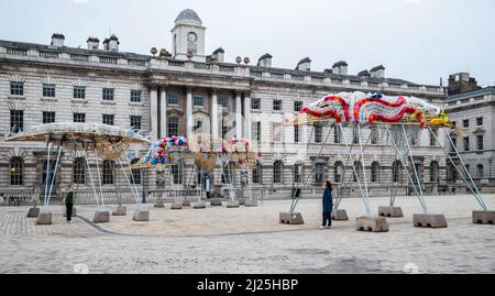 London UK 30 March 2022 Somerset House präsentiert die Arks of Gimokudan des brillanten philippinischen Künstlers Leeroy New, die noch bis zum 26. April anlässlich des Earth Day zu sehen sein wird. Es handelt sich um die erste britische Installation von New, die in Form von drei fantastischen, hochgedrehten Schiffen, die aus Plastikabfällen und recycelten Materialien gebaut wurden, in einem Höhenmeter vom Boden entfernt entsteht. Die Installation greift die Kultur und Mythologien der Heimat des Künstlers auf den Philippinen auf, einem Land an der vordersten Front der Klimanotlage. Paul Quezada-Neiman/Alamy Live News Stockfoto