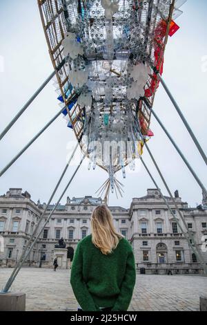 London UK 30 March 2022 Somerset House präsentiert die Arks of Gimokudan des brillanten philippinischen Künstlers Leeroy New, die noch bis zum 26. April anlässlich des Earth Day zu sehen sein wird. Es handelt sich um die erste britische Installation von New, die in Form von drei fantastischen, hochgedrehten Schiffen, die aus Plastikabfällen und recycelten Materialien gebaut wurden, in einem Höhenmeter vom Boden entfernt entsteht. Die Installation greift die Kultur und Mythologien der Heimat des Künstlers auf den Philippinen auf, einem Land an der vordersten Front der Klimanotlage. Paul Quezada-Neiman/Alamy Live News Stockfoto