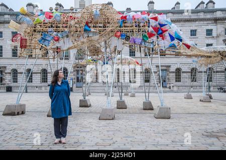 London UK 30 March 2022 Somerset House präsentiert die Arks of Gimokudan des brillanten philippinischen Künstlers Leeroy New, die noch bis zum 26. April anlässlich des Earth Day zu sehen sein wird. Es handelt sich um die erste britische Installation von New, die in Form von drei fantastischen, hochgedrehten Schiffen, die aus Plastikabfällen und recycelten Materialien gebaut wurden, in einem Höhenmeter vom Boden entfernt entsteht. Die Installation greift die Kultur und Mythologien der Heimat des Künstlers auf den Philippinen auf, einem Land an der vordersten Front der Klimanotlage. Paul Quezada-Neiman/Alamy Live News Stockfoto