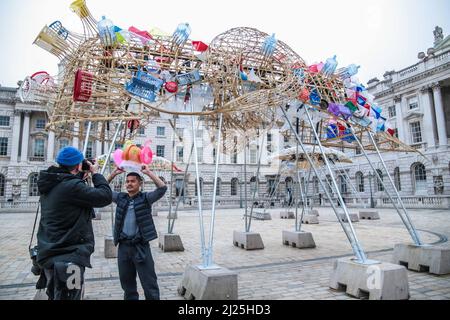 London UK 30 March 2022 Somerset House präsentiert die Arks of Gimokudan des brillanten philippinischen Künstlers Leeroy New, die noch bis zum 26. April anlässlich des Earth Day zu sehen sein wird. Es handelt sich um die erste britische Installation von New, die in Form von drei fantastischen, hochgedrehten Schiffen, die aus Plastikabfällen und recycelten Materialien gebaut wurden, in einem Höhenmeter vom Boden entfernt entsteht. Die Installation greift die Kultur und Mythologien der Heimat des Künstlers auf den Philippinen auf, einem Land an der vordersten Front der Klimanotlage. Paul Quezada-Neiman/Alamy Live News Stockfoto