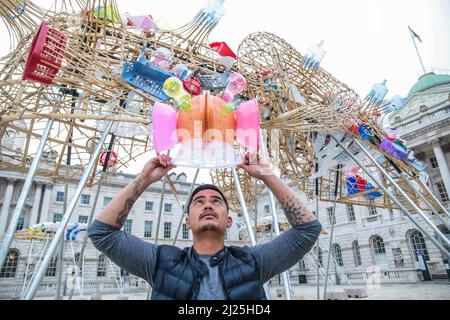 London UK 30 March 2022 Somerset House präsentiert die Arks of Gimokudan des brillanten philippinischen Künstlers Leeroy New, die noch bis zum 26. April anlässlich des Earth Day zu sehen sein wird. Es handelt sich um die erste britische Installation von New, die in Form von drei fantastischen, hochgedrehten Schiffen, die aus Plastikabfällen und recycelten Materialien gebaut wurden, in einem Höhenmeter vom Boden entfernt entsteht. Die Installation greift die Kultur und Mythologien der Heimat des Künstlers auf den Philippinen auf, einem Land an der vordersten Front der Klimanotlage. Paul Quezada-Neiman/Alamy Live News Stockfoto