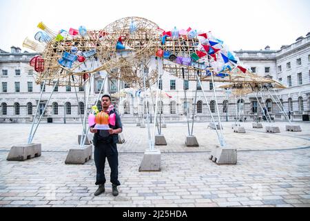 London UK 30 March 2022 Somerset House präsentiert die Arks of Gimokudan des brillanten philippinischen Künstlers Leeroy New, die noch bis zum 26. April anlässlich des Earth Day zu sehen sein wird. Es handelt sich um die erste britische Installation von New, die in Form von drei fantastischen, hochgedrehten Schiffen, die aus Plastikabfällen und recycelten Materialien gebaut wurden, in einem Höhenmeter vom Boden entfernt entsteht. Die Installation greift die Kultur und Mythologien der Heimat des Künstlers auf den Philippinen auf, einem Land an der vordersten Front der Klimanotlage. Paul Quezada-Neiman/Alamy Live News Stockfoto