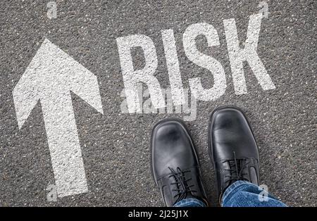 Text auf dem Boden - Risiko Stockfoto