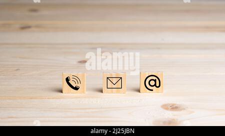 Business Website Seite Kontakt Druckbildschirm auf Holzblock Würfel gehören Telefon, Adresse und E-Mail. Stockfoto