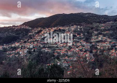 Griechisches Dorf mit traditionellen flachen Häusern Panoramablick auf die Berge am Abend in Lagadia, Arcadia Peloponnes. Stockfoto