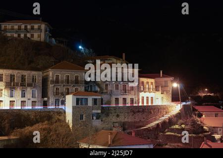 Griechisches Dorf mit traditionellen Steinhäusern Nachtansicht in Lagadia, Arcadia Peloponnes. Stockfoto