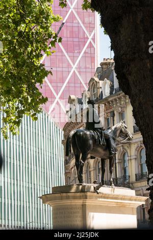 Nova Victoria und die Reiterstatue von Ferdinand Foch stehen in den Lower Grosvenor Gardens, London Stockfoto