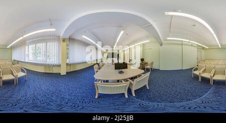360 Grad Panorama Ansicht von MINSK, WEISSRUSSLAND - JANUAR 2021: 360 hdr Panorama Interior moderner Konferenzsaal in voller sphärischer 360 x 180 Grad nahtloser equirectangular projecti