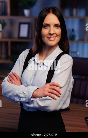 Porträt einer jungen attraktiven Geschäftsfrau im Büro. Filmische Beleuchtung Stockfoto