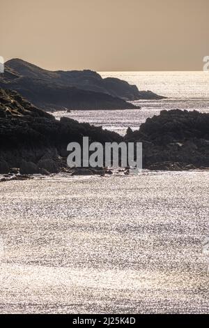 Blick nach Süden auf die Felsen bei Careg-y-Trai südlich des Porthnor-Strandes auf der Halbinsel Llyn Stockfoto