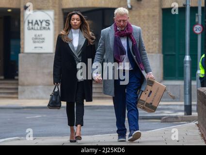 London, England, Großbritannien. 30. März 2022. Der ehemalige deutsche Tennisstar BORIS BECKER und seine Partnerin LILIAN DE CARVALHO MONTEIRO kommen am Southwark Crown Court in London an, wo er vom Insolvenzdienst wegen Nichteinhaltung von Informationspflichten nach der Insolvenz angeklagt wird. (Bild: © Tayfun Salci/ZUMA Press Wire) Bild: ZUMA Press, Inc./Alamy Live News Stockfoto