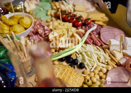 Willkommenbuffet mit Alkohol und Snacks, Sandwiches, Cupcakes Stockfoto