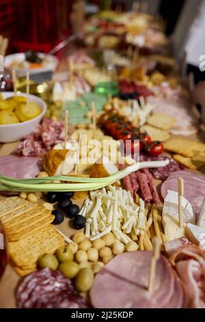 Willkommenbuffet mit Alkohol und Snacks, Sandwiches, Cupcakes Stockfoto