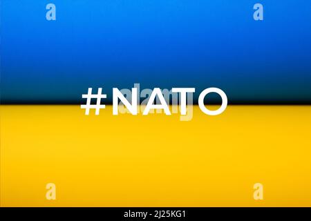 Die NATO unterstützt das Konzept der Ukraine. Ukrainische Flagge. Krieg zwischen Russland und der Ukraine. Flagge der Ukraine. Hintergrundfarbe Texturpapier Blau Gelb. Blau und gelb Stockfoto