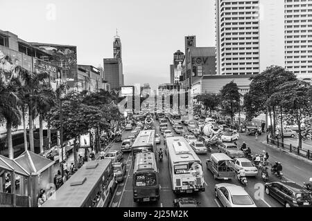 Bangkok, Thailand - 7. Mai 2009: Stadtbild und Verkehr in Bangkok bei Sonnenuntergang mit beleuchteten Autos und Gebäuden. Bangkok ist berühmt für seinen starken Verkehr Stockfoto