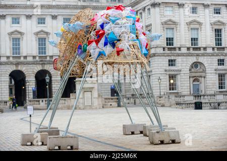 London, Großbritannien. 30. März 2022. ‘The Arks of Gimokudan’, die Installation, die der philippinische Künstler Leeroy New anlässlich des Earth Day im Somerset House enthüllt hat. Dies ist New’s erste britische Installation und umfasst drei fantastische, umgedrehte Schiffe, die aus Kunststoffabfällen und recycelten Materialien gebaut wurden. Die Installation, die bis zum 26. April zu sehen ist, greift auf die Kultur und Mythologien der Philippinen zurück, einem Land an der vordersten Front des Klimanotstands.Quelle: Stephen Chung / Alamy Live News Stockfoto